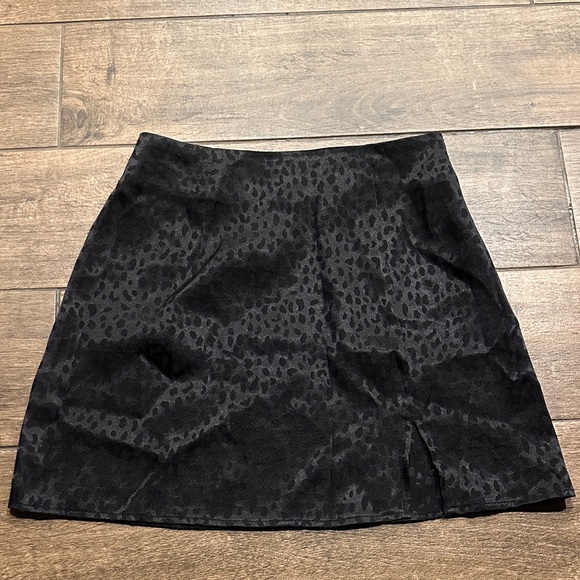 Forever 21 Dresses & Skirts - Forever 21 Black Animal Print Mini Skirt ✨CLEAROUT✨